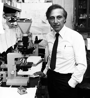  El Dr. Robert Gallo posando en su laboratorio en 1984.